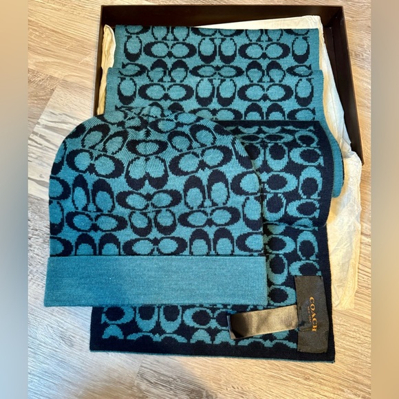 Coach. Unique knitted scarf and hat with embossed and signed coach in blue, new, - Picture 7 of 13